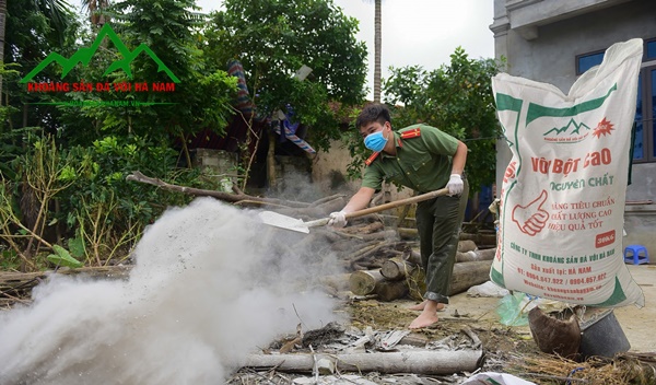 Rắc vôi bột khử trùng