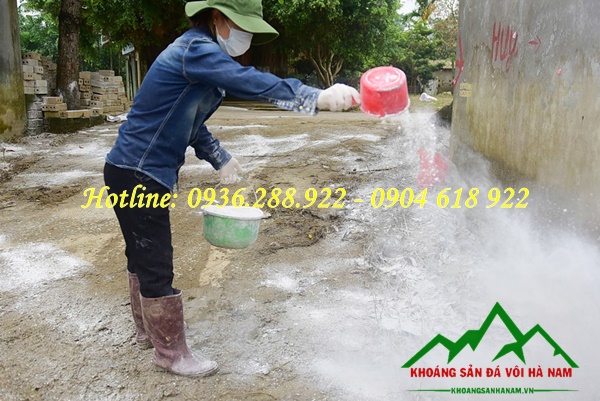 Rắc vôi bột khử trùng