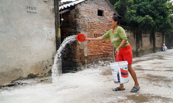 Rắc vôi bột khử trùng